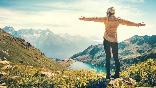 Eine Frau vor einer Berglandschaft